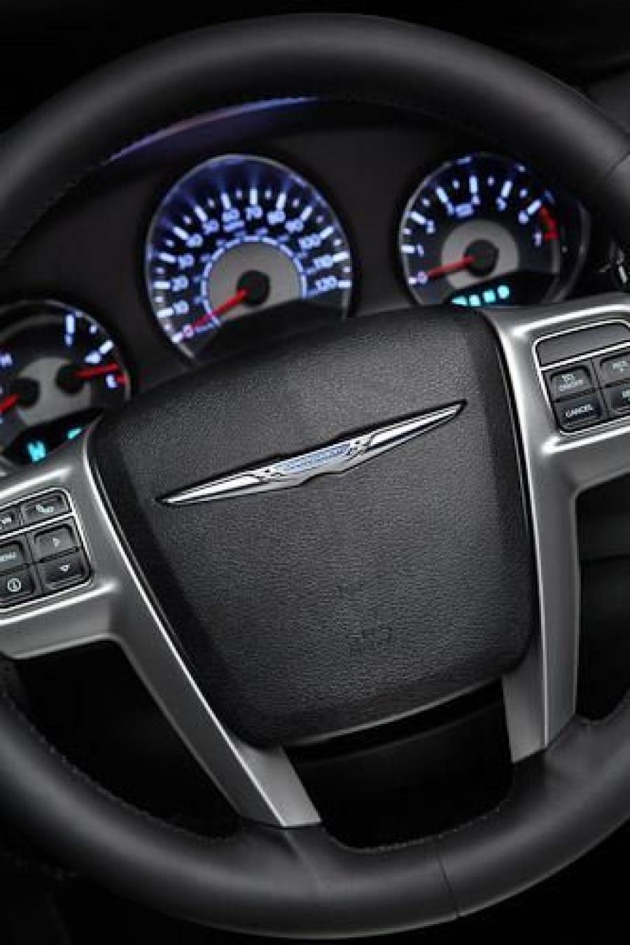  Chrysler 200 Convertible 2012 года  (фото 5 из 11)